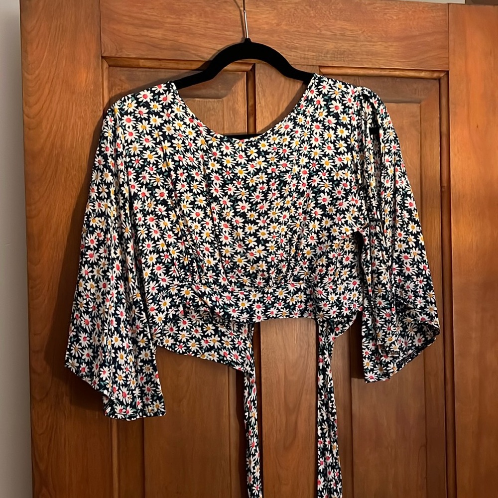 Floral crop top with tied waist & bell sleeves w shoulder slits